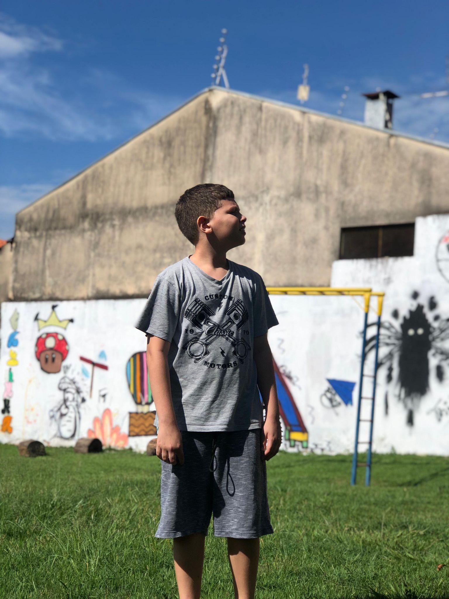 Criança olhando para o alto